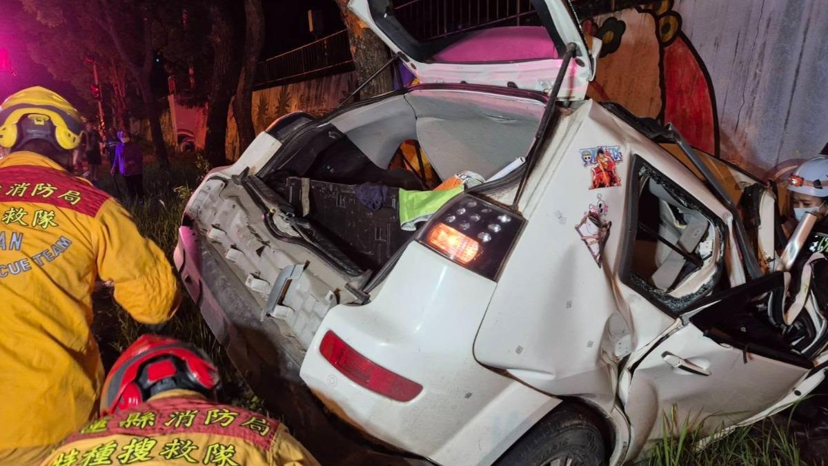 車門嚴重變形，經消防人員救援後，車內6人順利救出，被送往醫院救治。（圖／翻攝自花蓮縣消防局臉書）