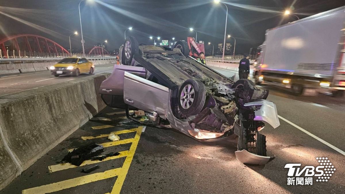 三鶯大橋轎車自撞分隔島「烏龜翻」釀2傷 6旬翁駕駛竟無照