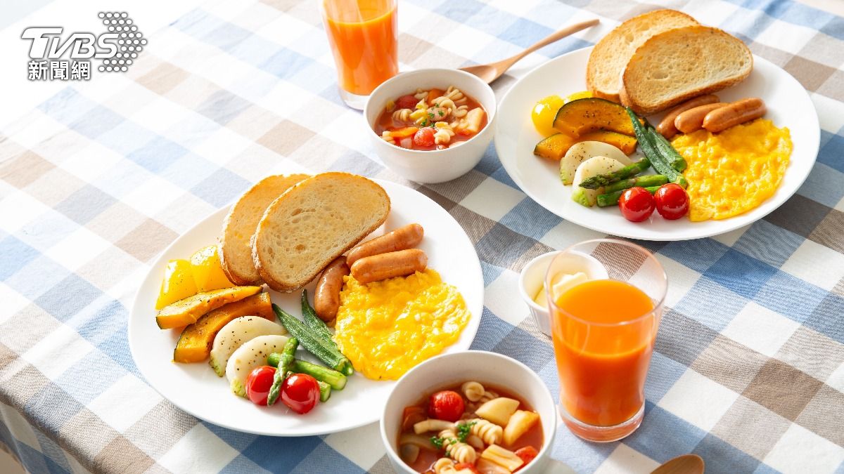 不吃早餐可能導致胰島素分泌過度，加劇血糖管理的挑戰性，進而增加代謝問題及囤積脂肪。（示意圖／shutterstock達志影像）