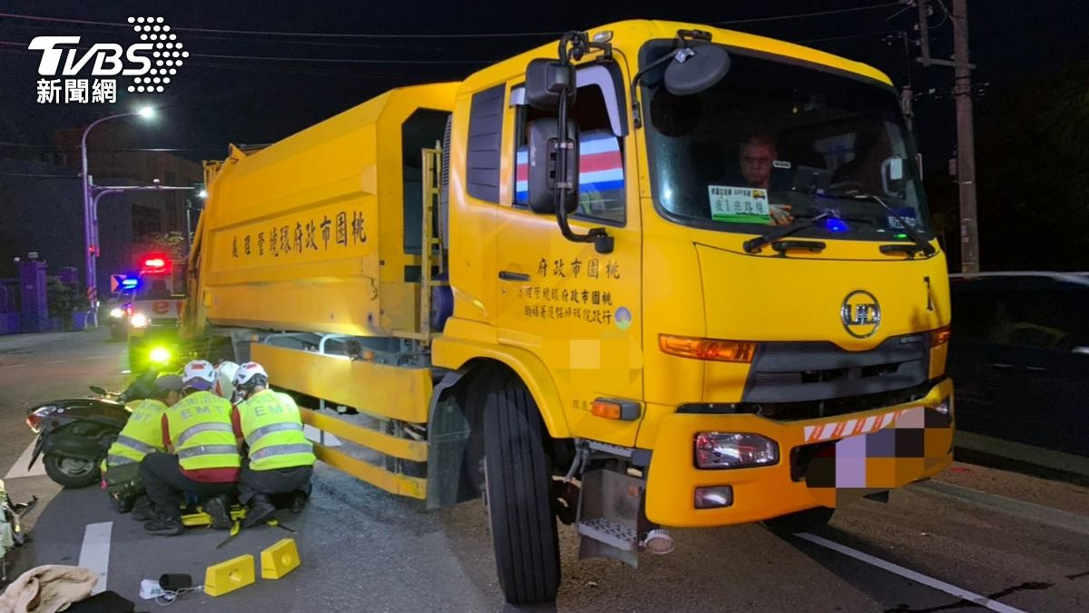 疑內輪差險奪命!桃園垃圾車右轉 女騎士「慘捲車底」命危送醫