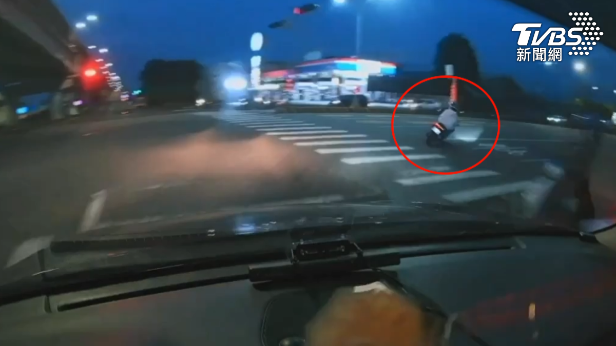 騎爆改車見警狂逃! 18歲男慘吞43張罰單 金額逾8萬