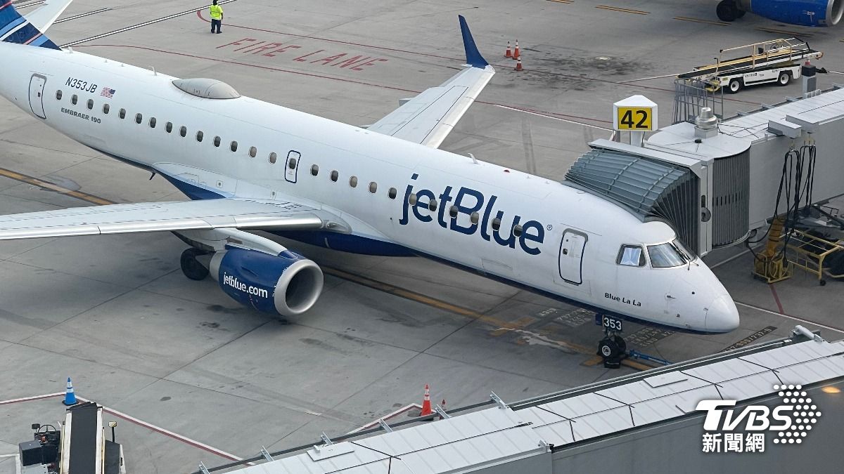 捷藍航空高度驟降迫降!多乘客「頭部撕裂」緊急送醫