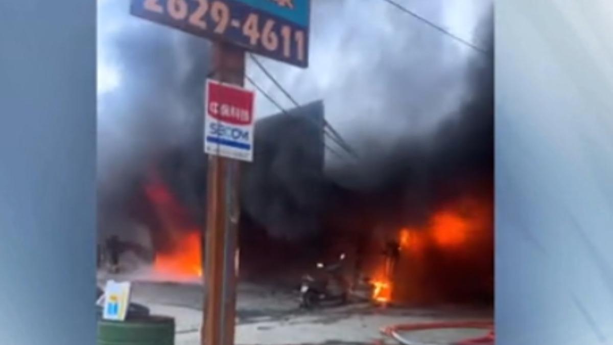 淡水火災！黑煙吞鐵皮屋　汽修廠延燒三棟