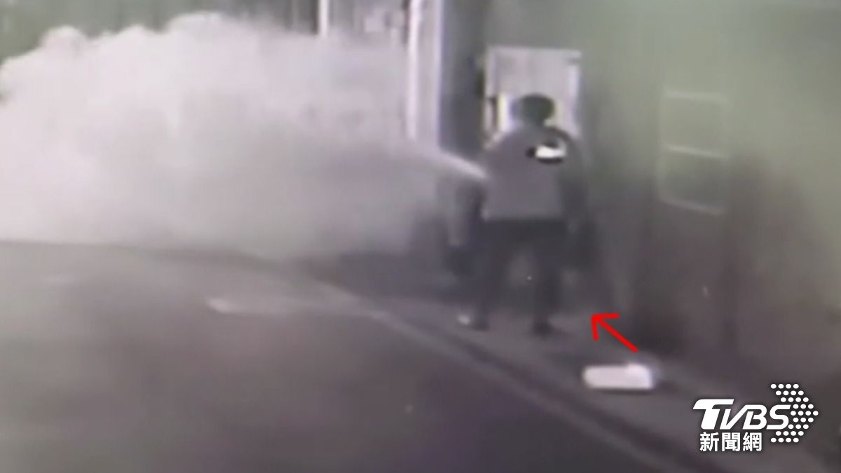 失火了？男惡作劇持滅火器狂噴　下秒開溜