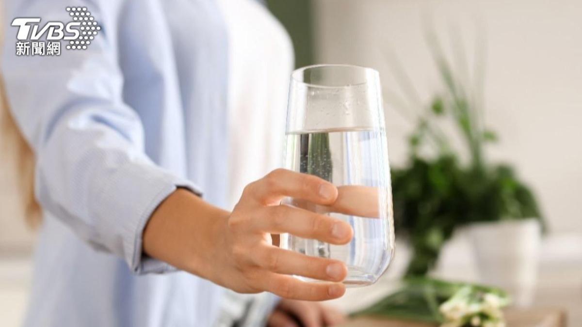 中醫曝「7黃金喝水時間」助瘦身！早晨起來第1杯促排便