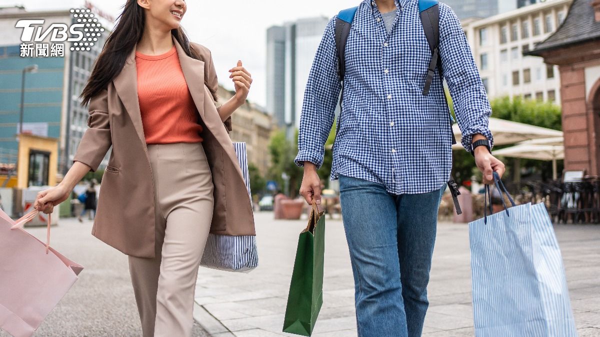 情侶各自職場打拚!「1共通點」更甜了 網讚:比週休幸福