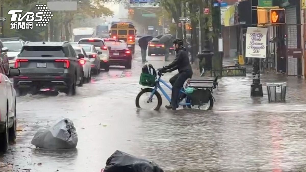 紐約地鐵又淹成小瀑布! 暴風雨侵襲 七千航班受阻