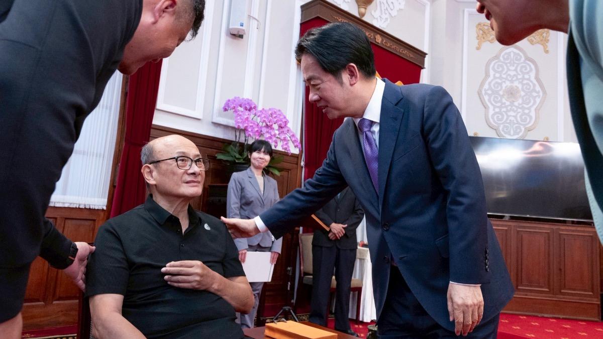 林芳郁久未露面!今賴清德見「醫療奉獻獎得主」合照喊:要原諒我喔