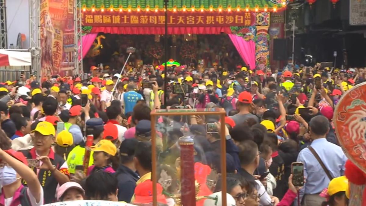 白沙屯媽祖駕臨新北！「鑽轎腳人潮」擠爆街道　3天贊境路線曝光