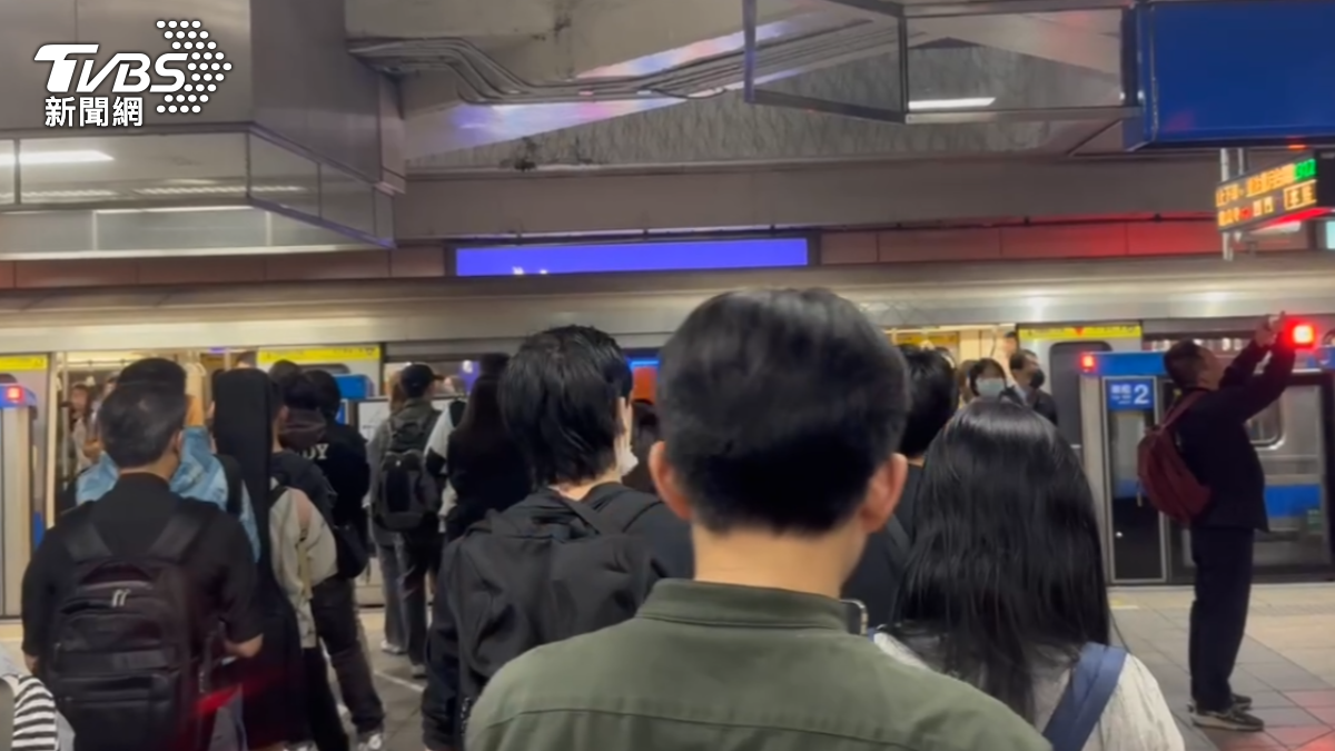 快訊/北捷板南線驚傳異常!列車「倒退嚕」 550名乘客塞爆月台
