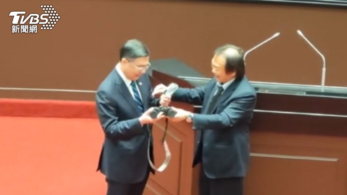 送禮王！　王世堅質詢卓揆送「望遠鏡＋放大鏡」