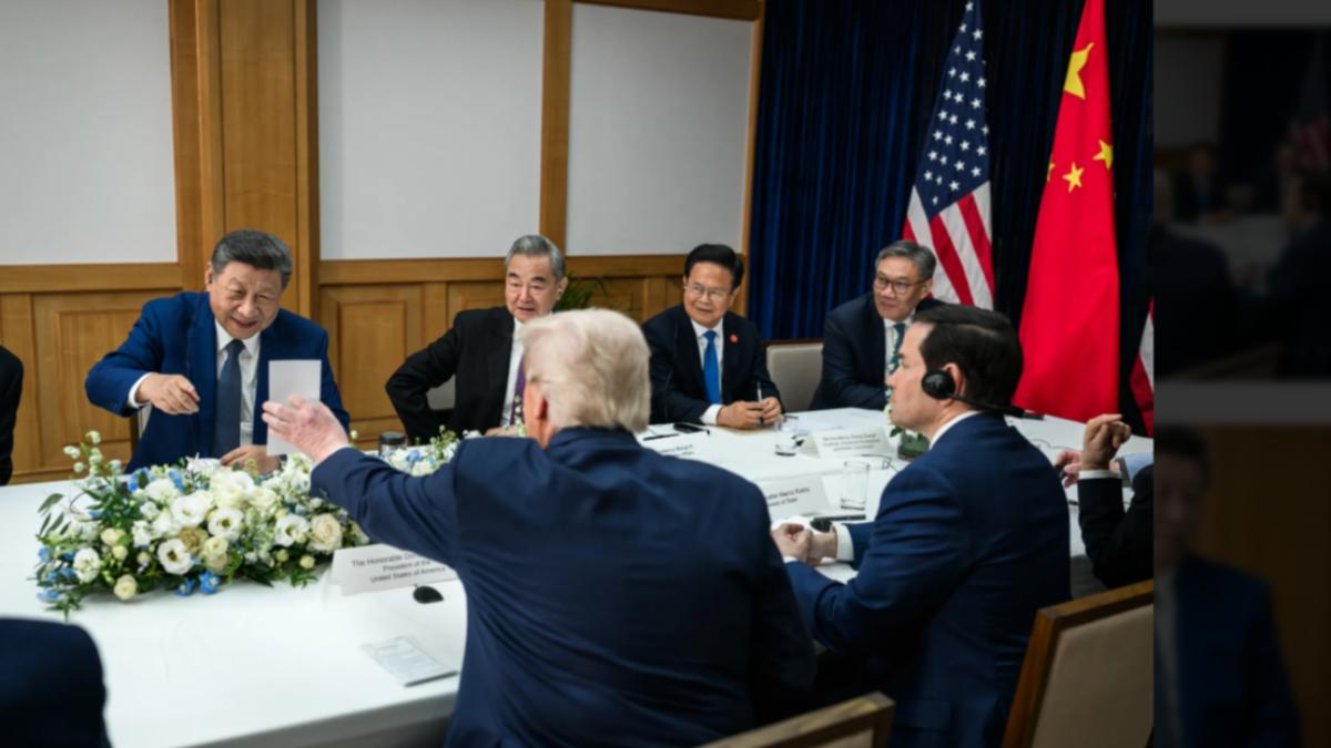 川習會驚喜一幕！川普秀「神秘白色小卡」　習近平笑開懷