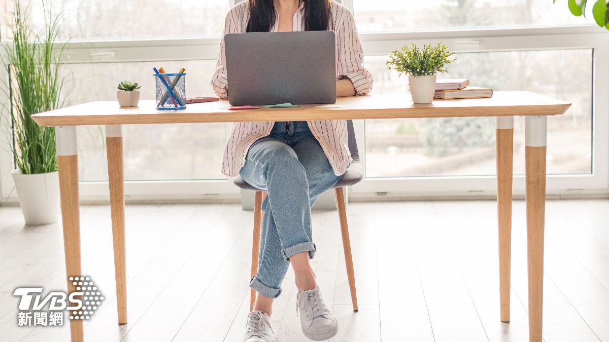 久坐腰痛真相！脊椎被按暫停鍵　醫揭這招可改善