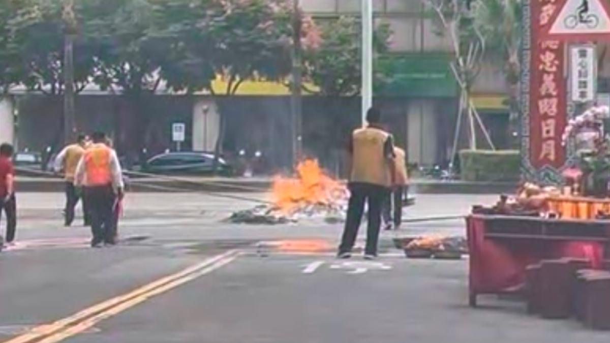 離譜法會...馬路中央燒金紙、亂架棚停車　警急喊：快滅掉　