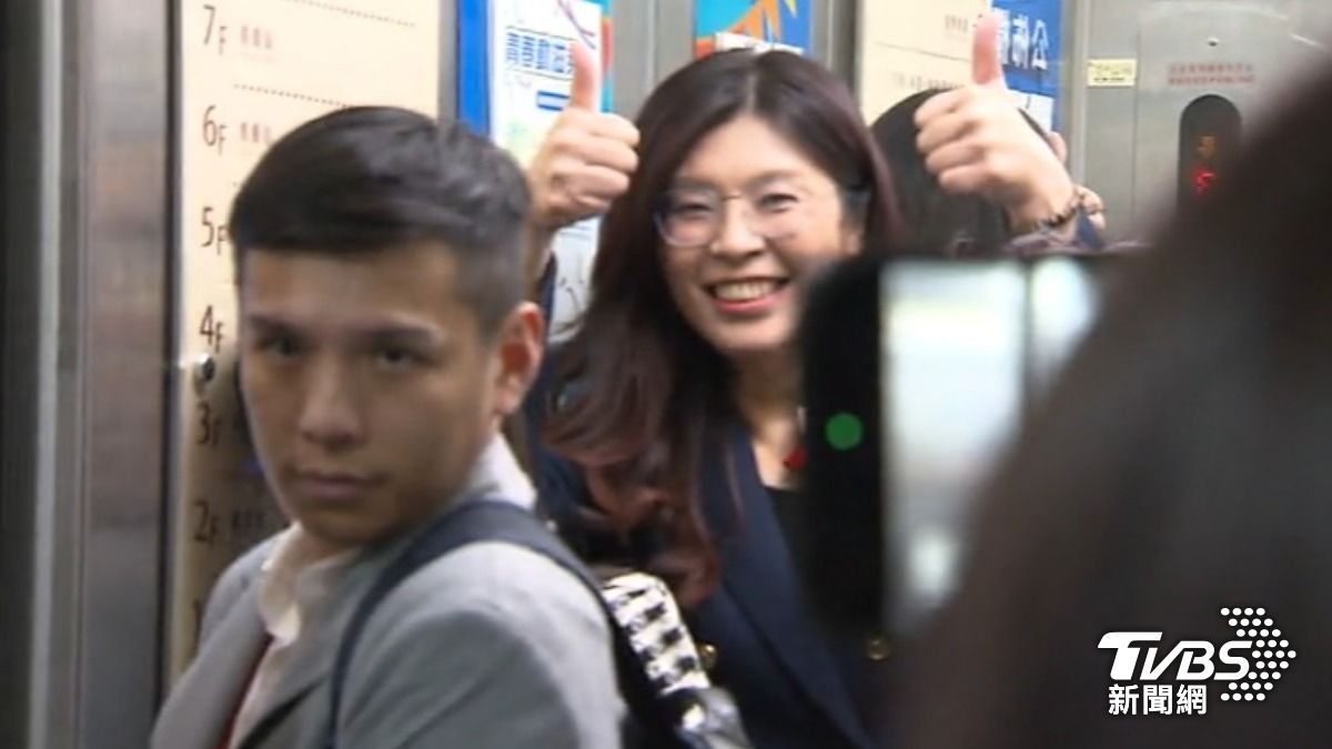 藍負債21億! 鄭麗文上任首中全會燦笑比讚:氣氛好