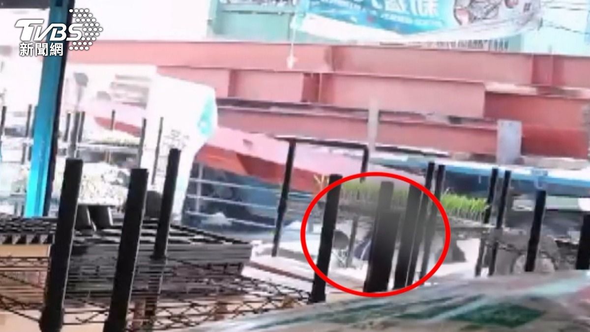 車上「鋼筋掉落」險砸2童！　姊姊急護弟　爺爺不捨落淚　