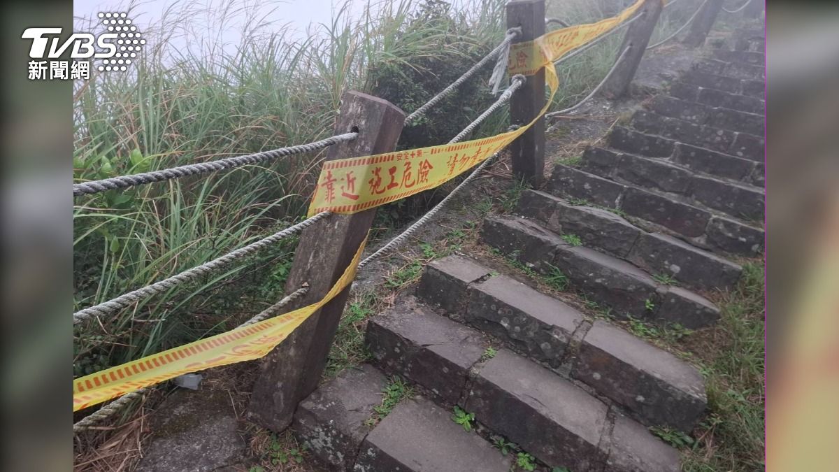 陽明山步道木柱「腐朽傾倒」　陽管處拉警示線提醒：盡速修復