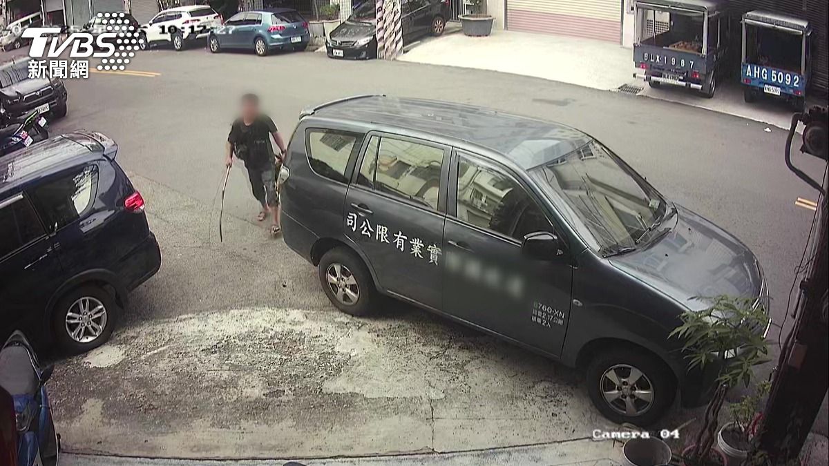街友雙棍狂砸7輛車！女目擊者驚遭追逐　熱心民眾壓制救人