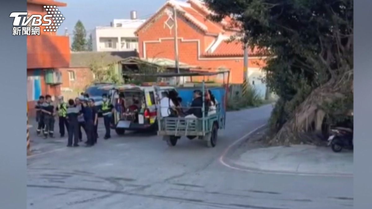 彰化芳苑採蚵「鐵牛車」翻覆　10名乘客受傷　載客違法最高罰3萬