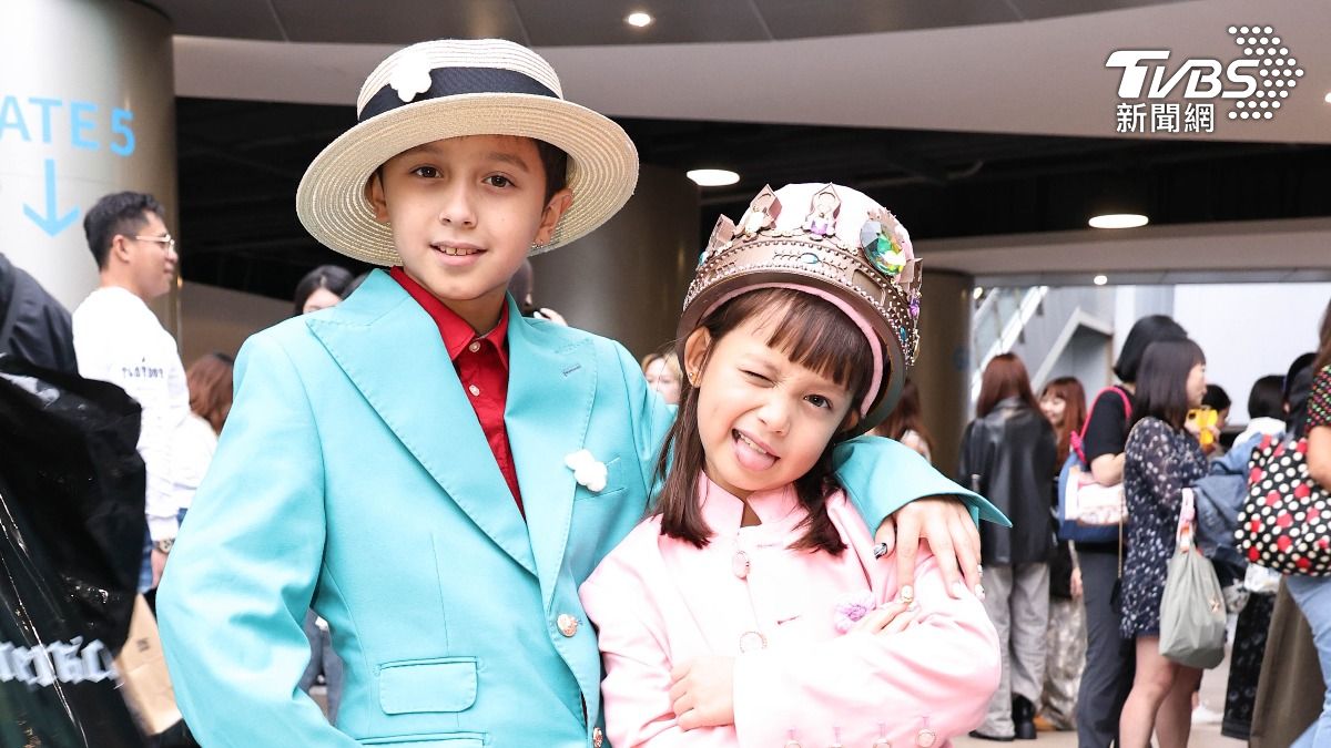 直擊／GD開唱首日！24萬網紅兄妹檔「超萌裝扮朝聖」民眾搶拍