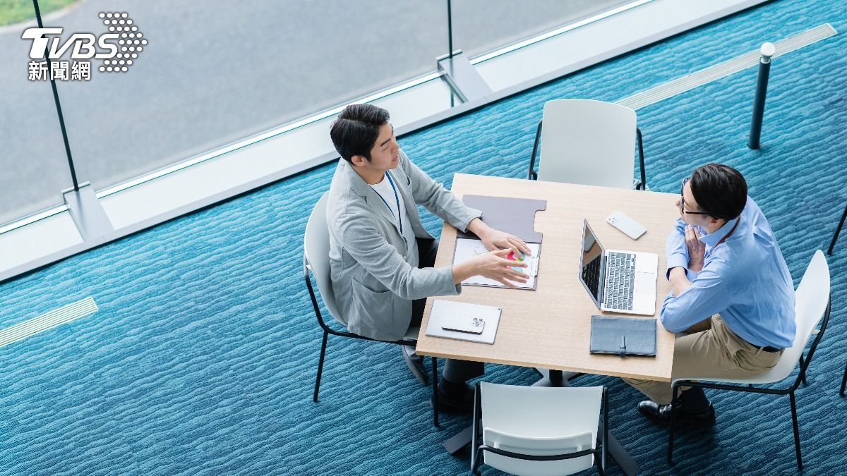 佛心週休三日ㅤ老闆驚見員工「揪團進公司吹冷氣」︰方便當隨便