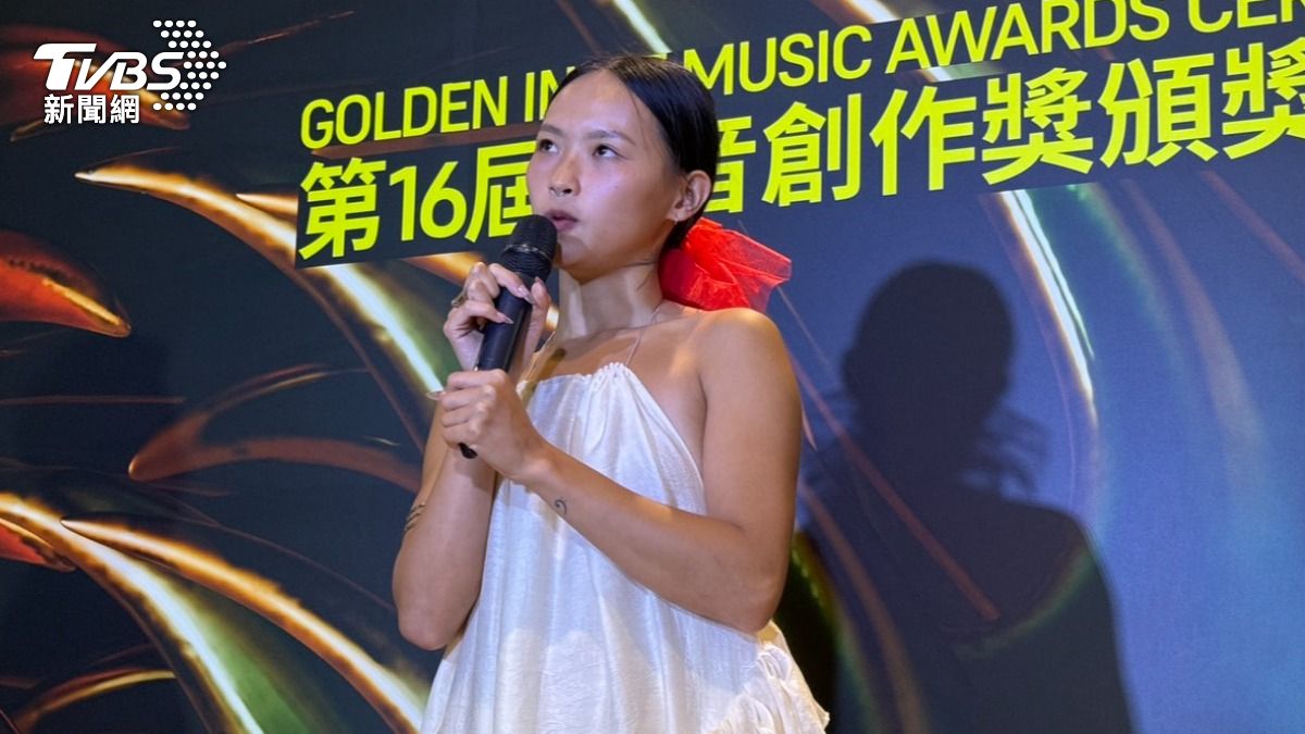 女歌手金音獎拿獎卻出事　自爆扯壞禮服「X頭露出」嚇傻了