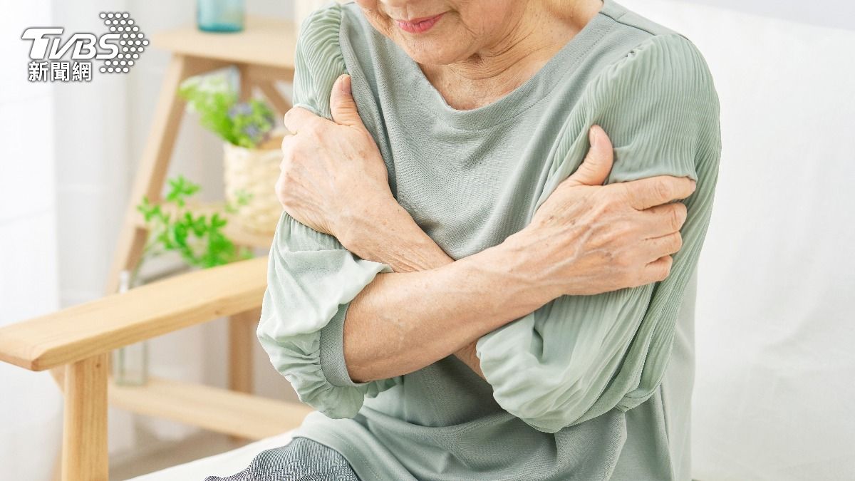 家有長輩必看！熟齡族冬季十大常見健康問題　中風恐成「隱形殺手」