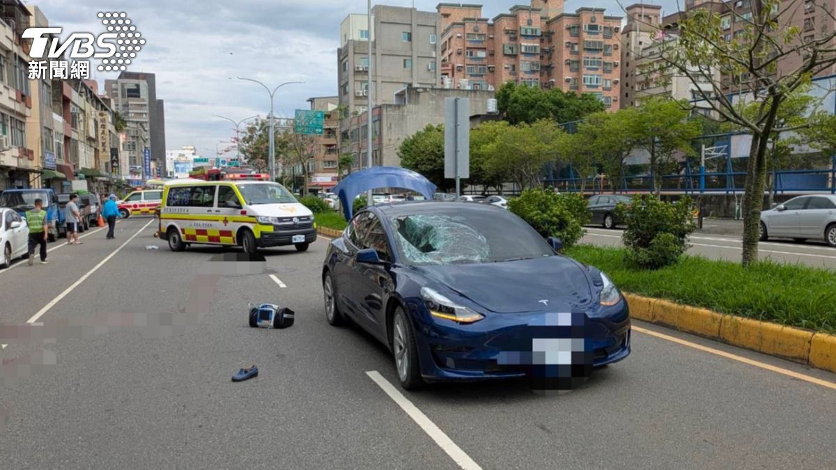 快訊／特斯拉疑酒駕釀事！老夫婦遭撞飛命危送醫　現場血跡斑斑