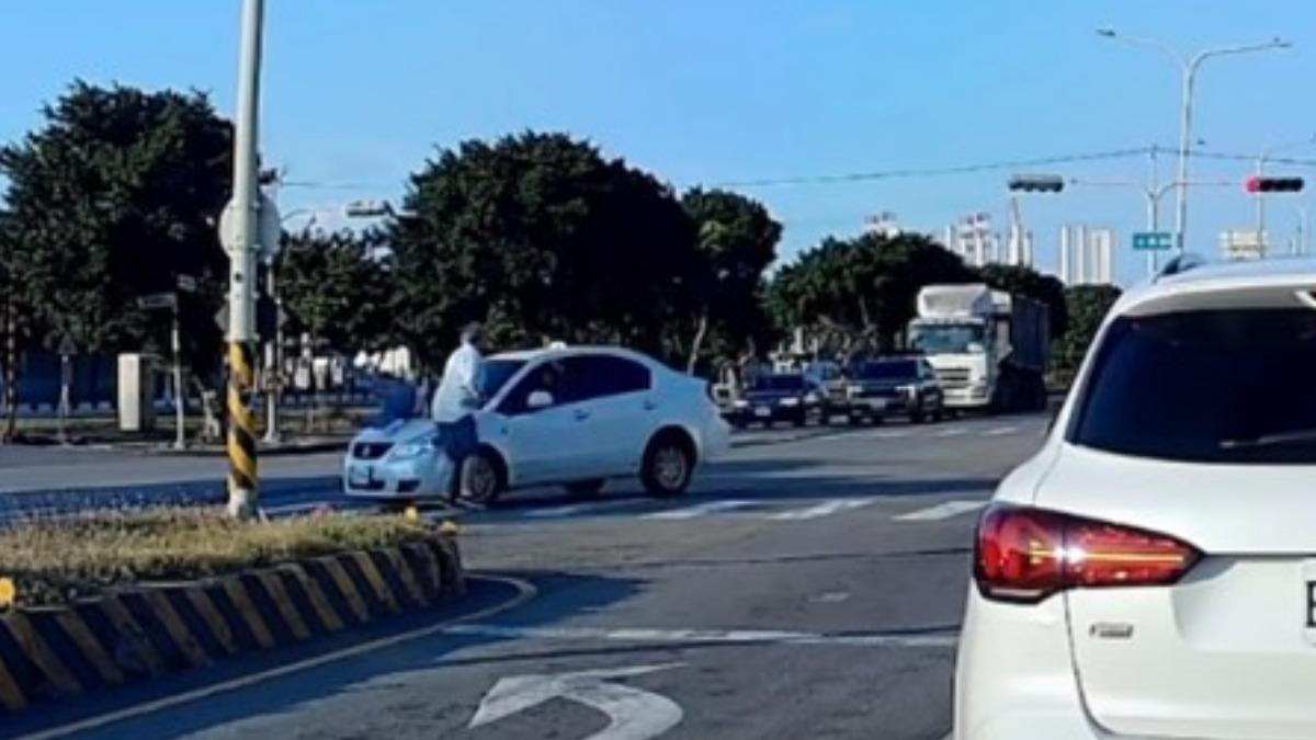 有片／台中行人地獄！加拿大夫妻綠燈過馬路　她遭撞飛斷腿