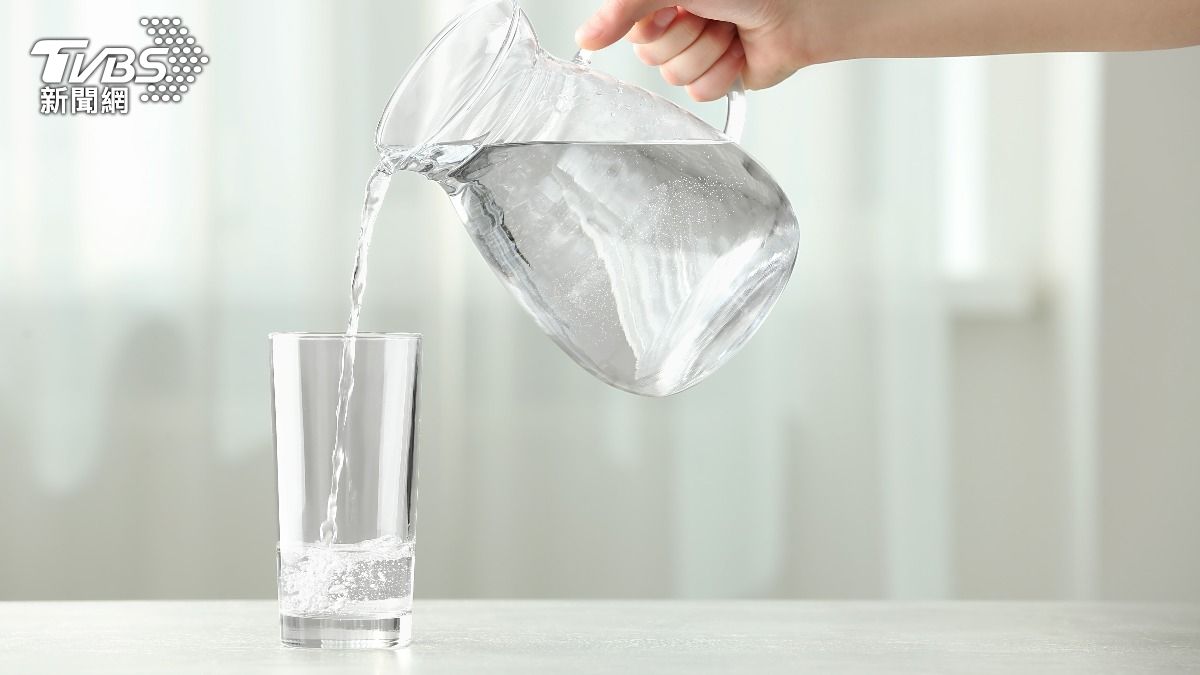 不只少油少鹽！「喝水」是穩血壓關鍵　研究揭每天建議攝取量
