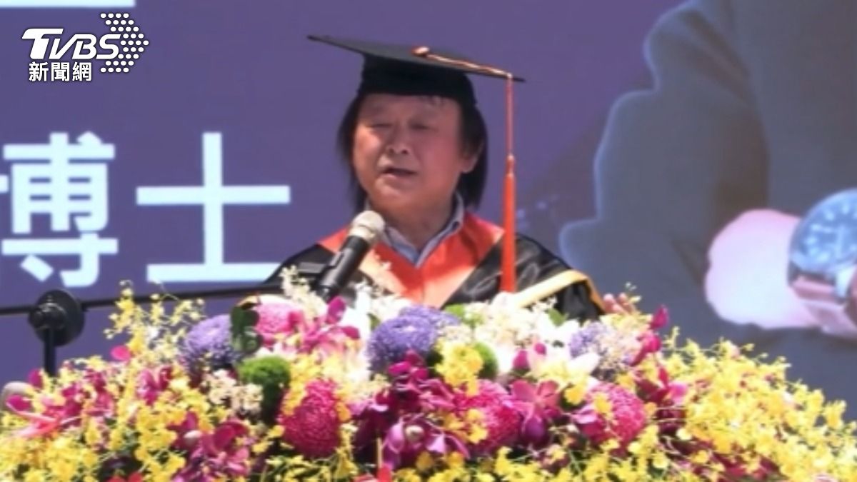 開金嗓！　王世堅首唱神曲「沒出息」　學生搶合照