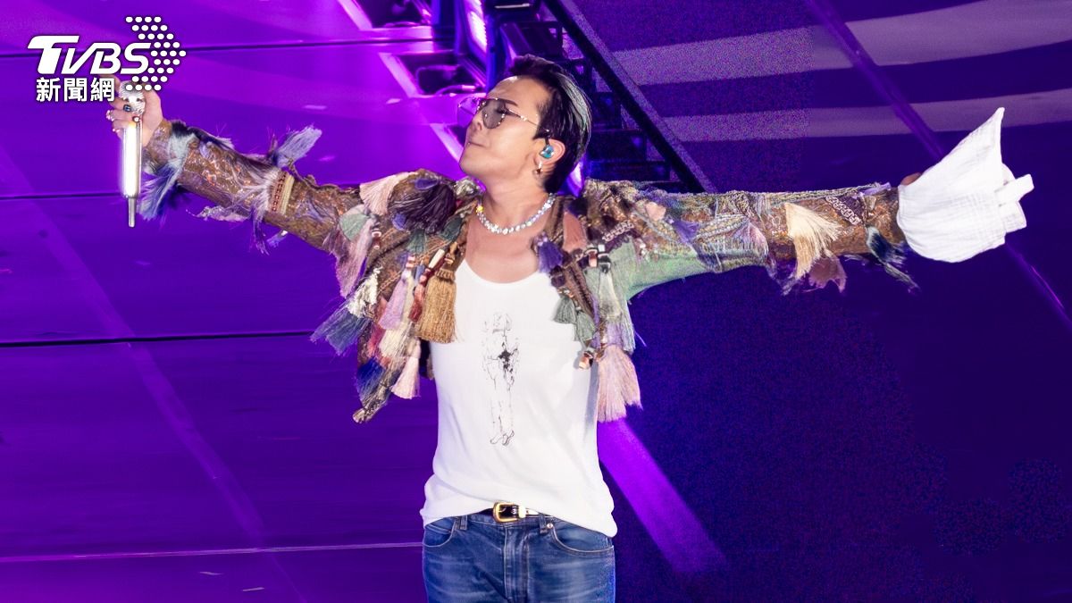 直擊／台下粉絲鼓譟太吵！GD不忍發聲「讓我講完」　作勢丟麥克風