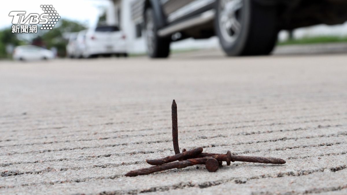 被路口釘子絆倒！女骨折1年無法工作　吉安鄉公所判賠逾52萬