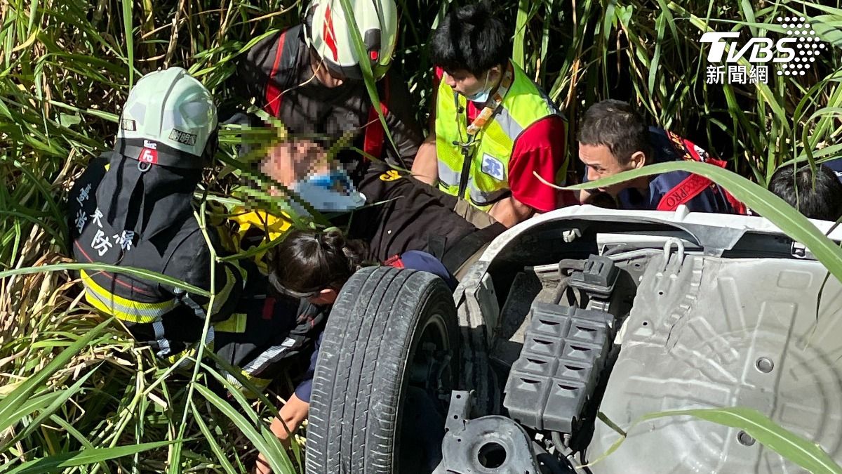 男開車載２歲稚女翻落橋下６米深　「這原因」奇蹟獲救