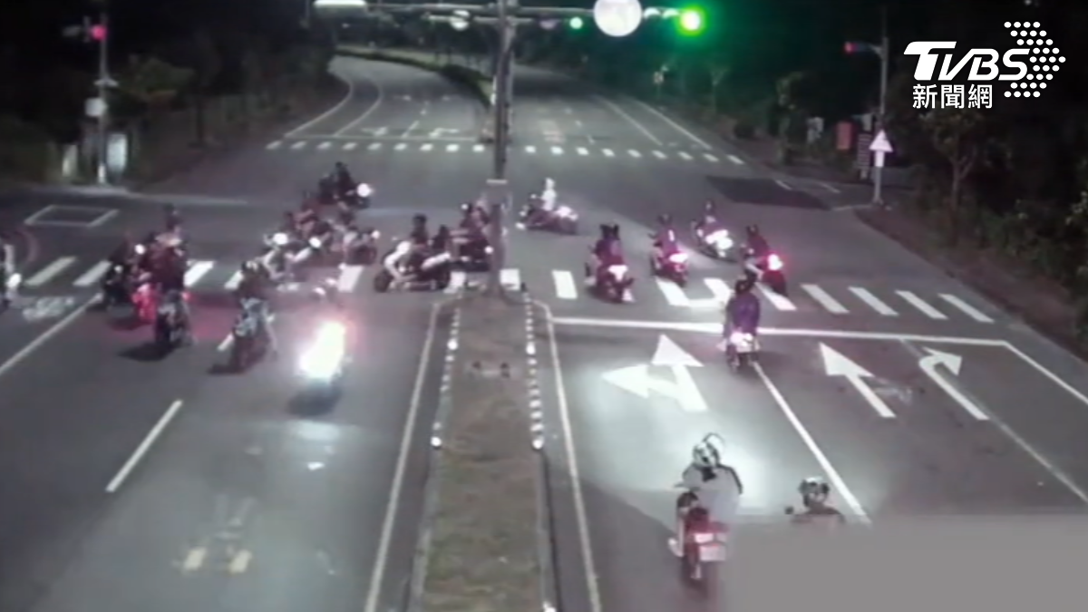 飆車團遭警突襲！19歲車行員工帶頭　LINE號召深夜狂飆