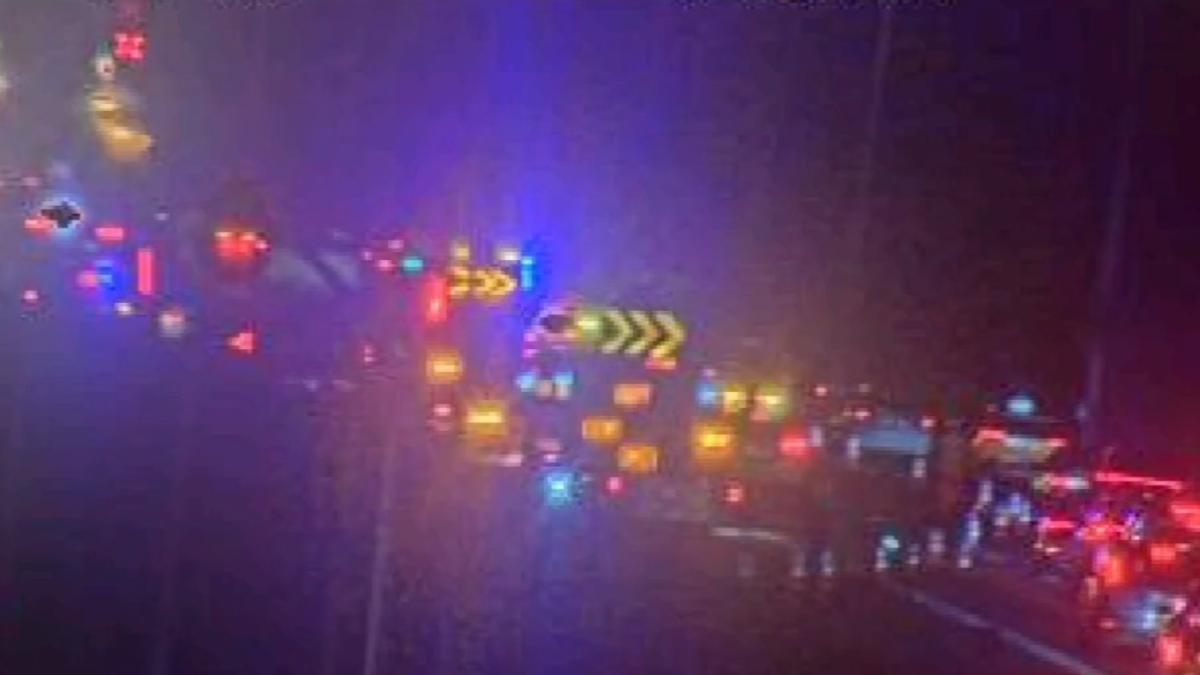 快訊／五楊高架6車連環撞　女下車遭遊覽車撞上命危