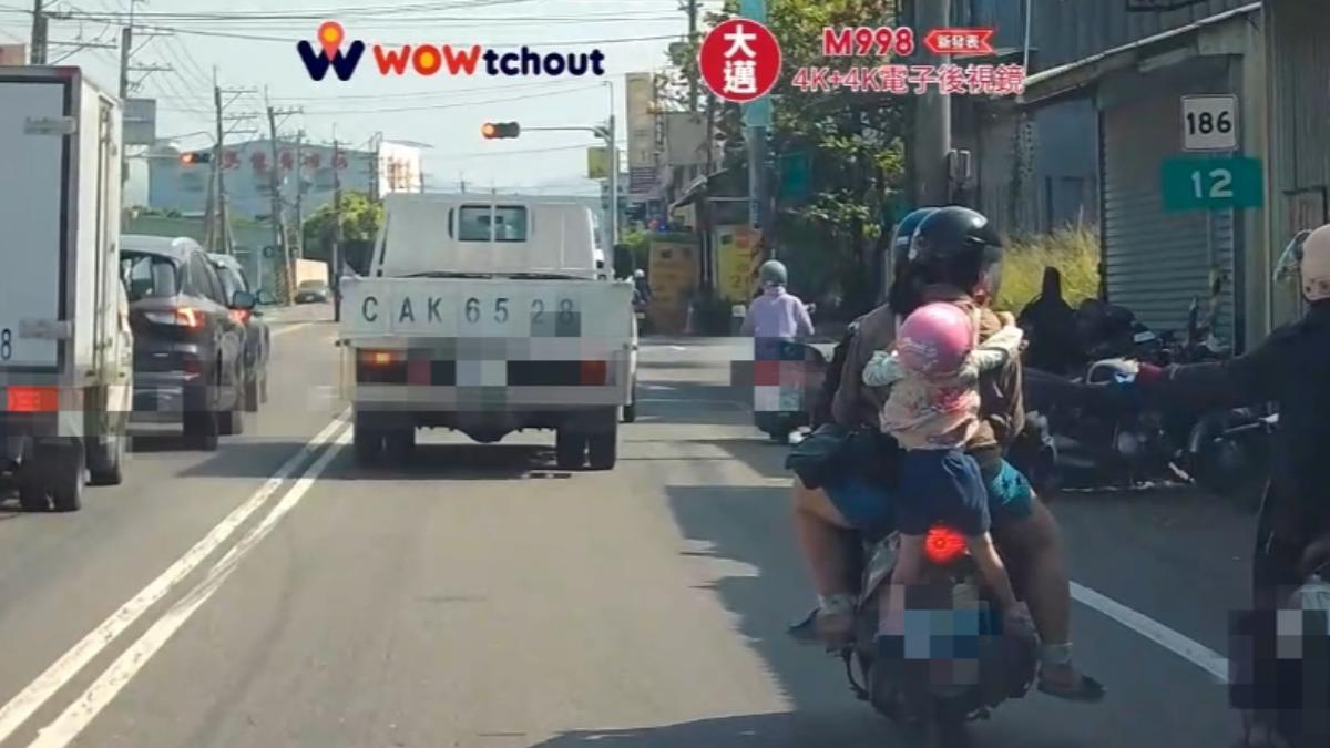 高雄夫妻騎車「懸掛小孩在外」緊抓背帶　網驚：絕對不是親生