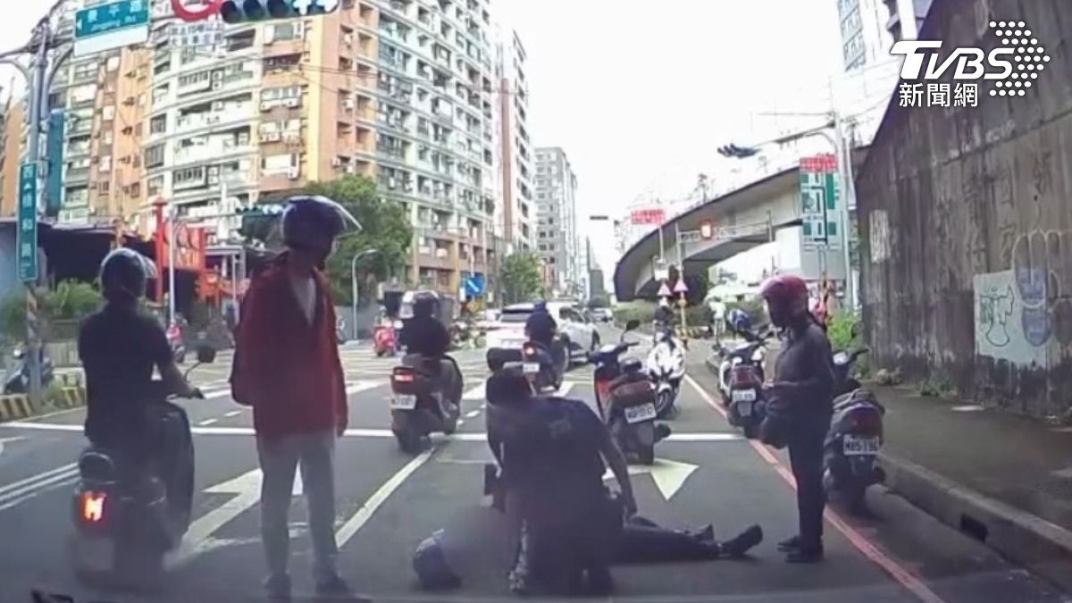 中和69歲翁騎車到一半突倒地　員警「馬路CPR」搶命畫面曝