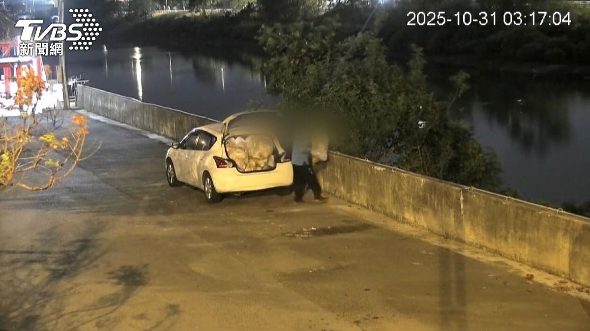 偷倒垃圾無極限！　暗夜行動」小車狂載垃圾丟溪