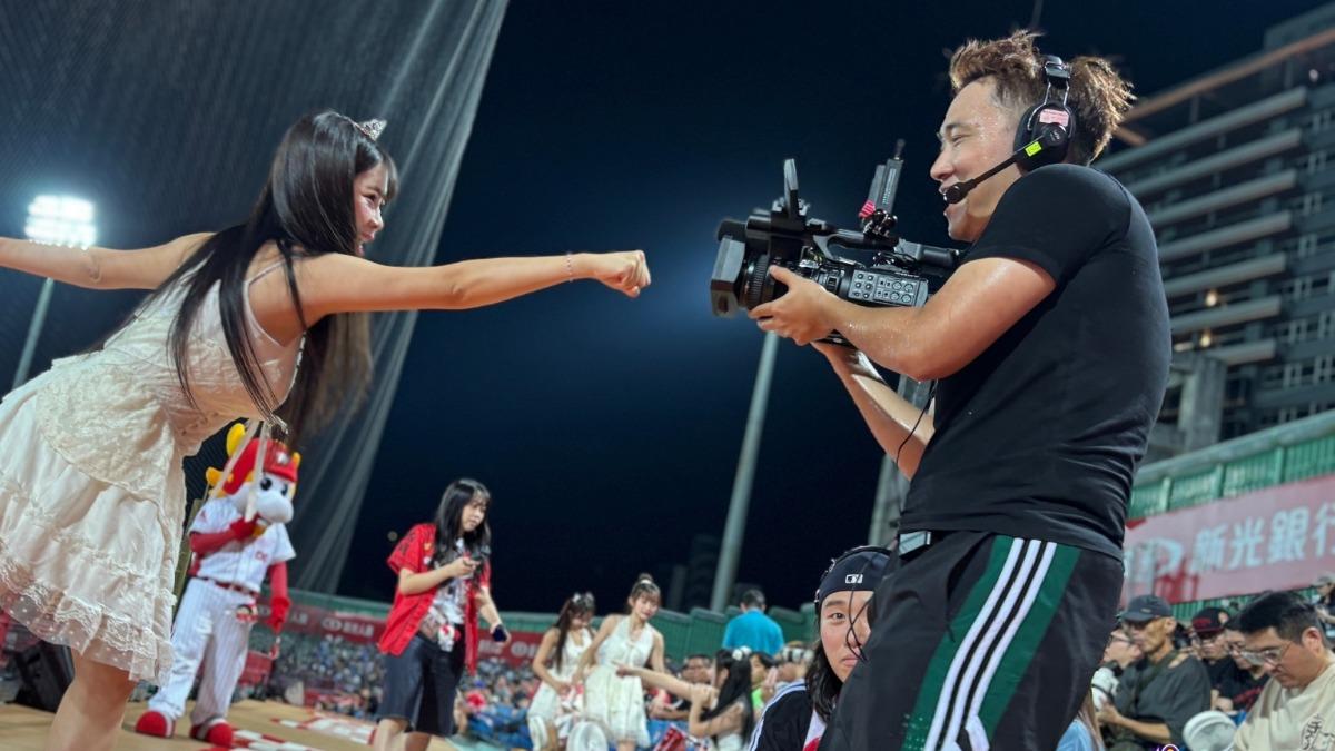 余祥銓改當攝影師？貼身拍啦啦隊「轉播出包」　滿頭大汗累翻