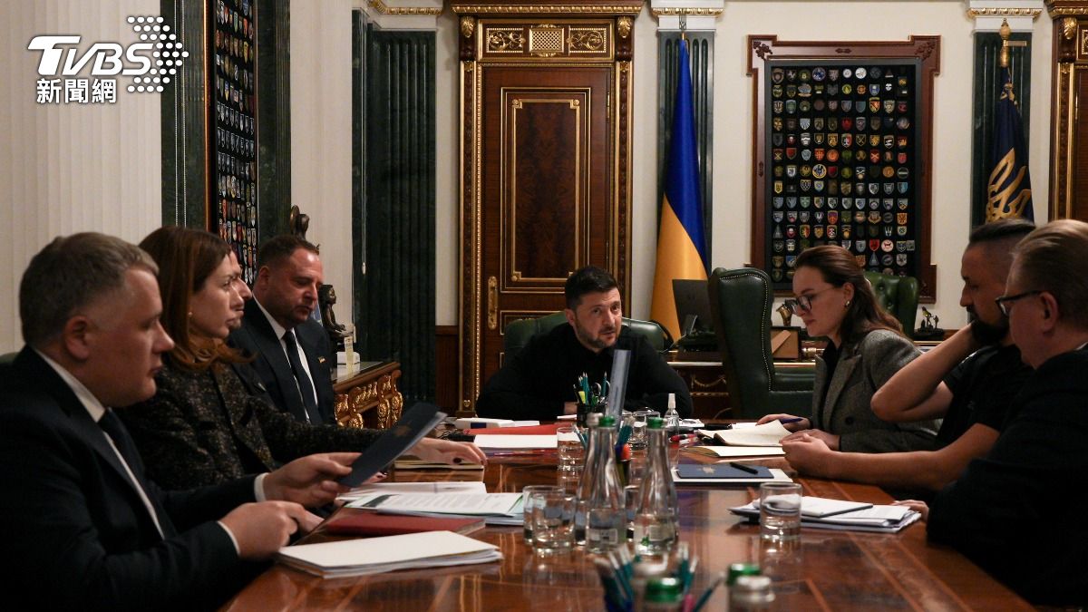 俄動「滑翔炸彈」強攻紅軍村　烏軍從北翼斬斷俄部隊