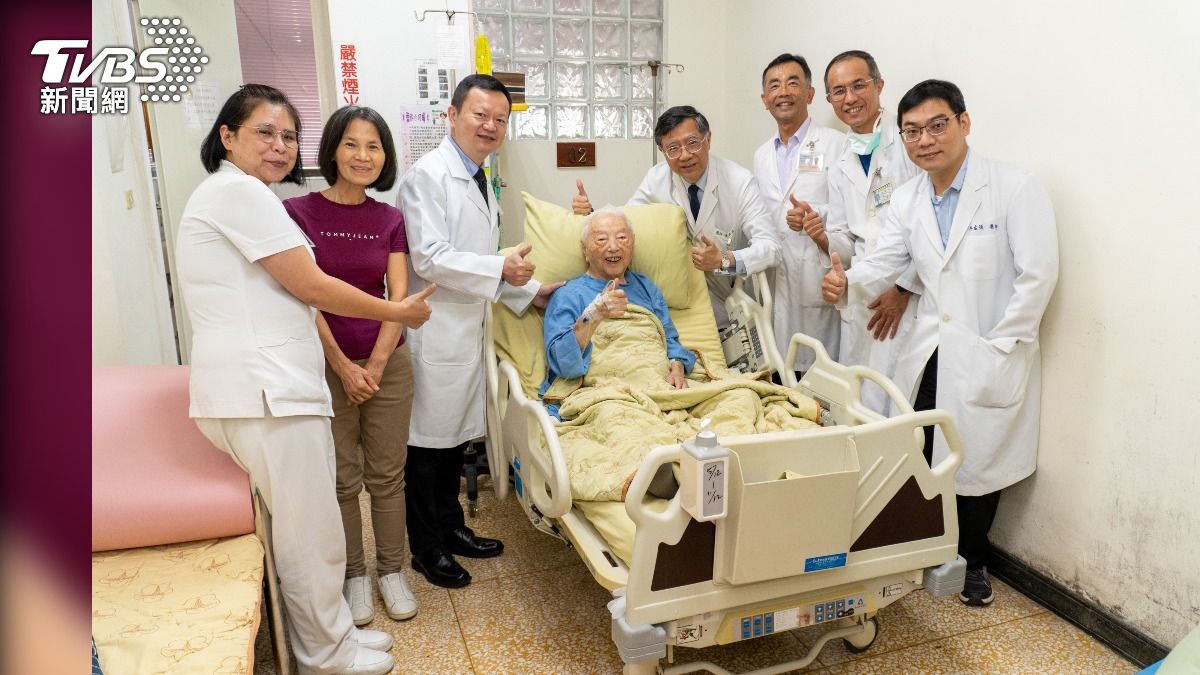 台中110歲人瑞爺爺「反覆腹痛發燒」急性膽囊炎微創開刀　5天後出院