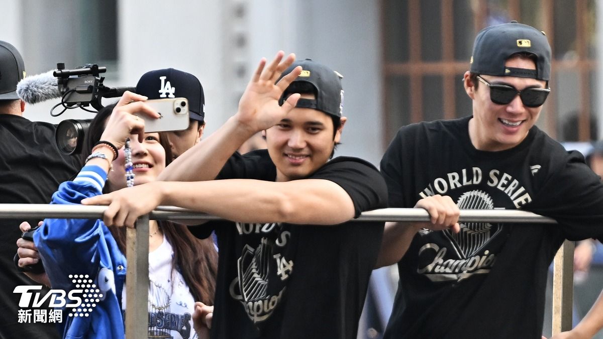 道奇奪冠遊行大谷翔平夫妻秀恩愛 真美子拿iPhone 13網讚好樸實