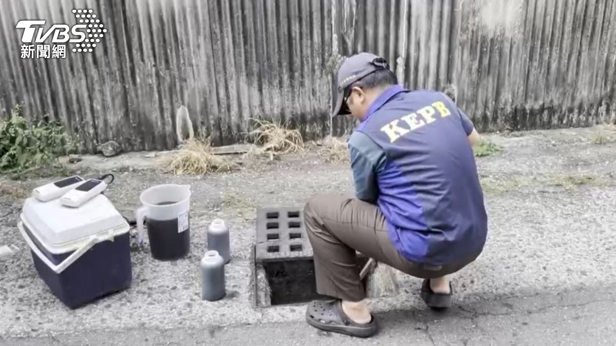 無良廠偷排強酸廢水!廁所排放口當掩護 鳳山溪變「墨綠毒河」