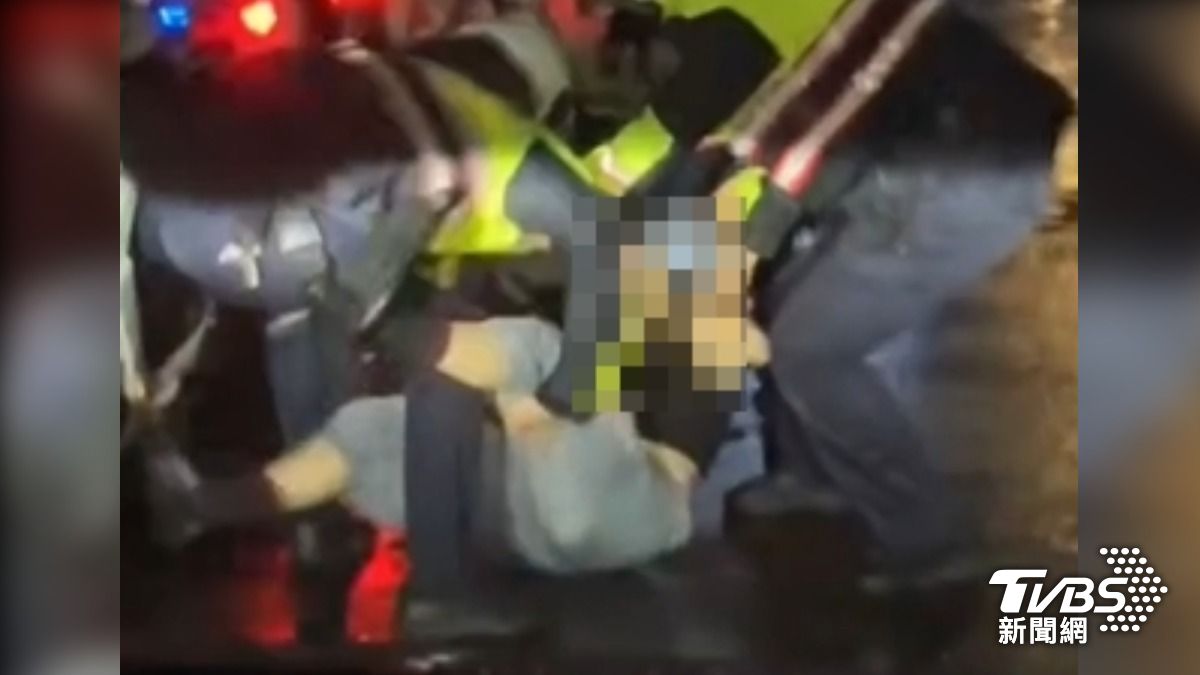 躺馬路擋車！猛喊「三鐵人」淋雨跳舞　女遭警扛出車道