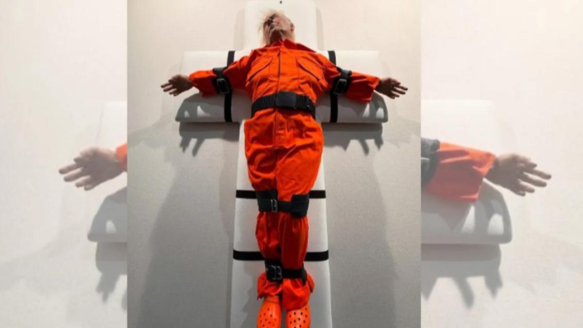 瑞士展「川普穿橘囚服、綁十字架」雕塑 畫廊負責人:很驚悚