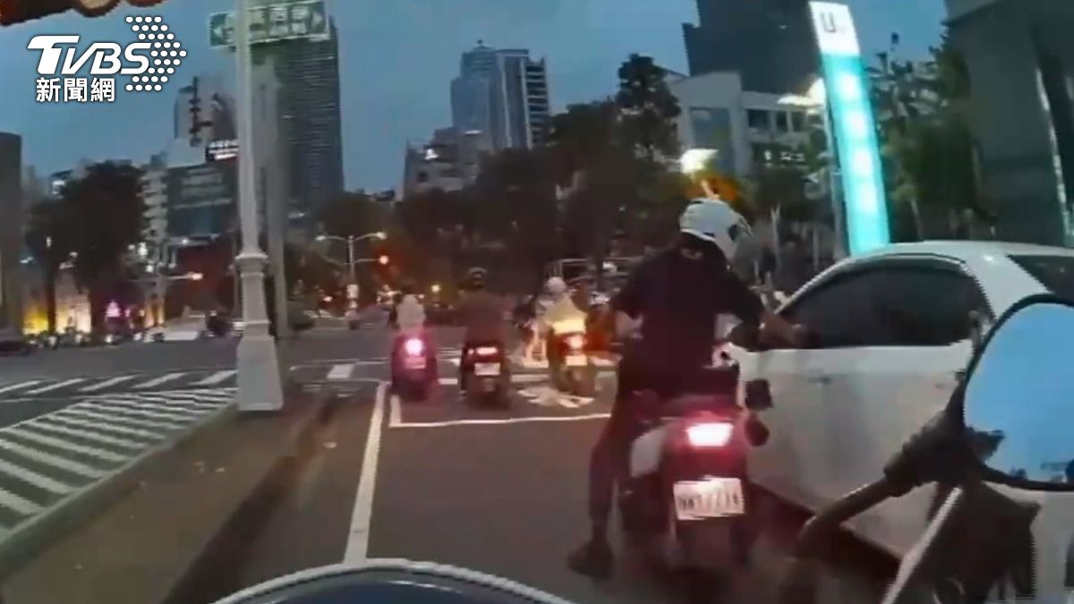 自強夜市突傳警笛聲! 駕駛拒檢逃逸 竟是毒咖啡運毒車