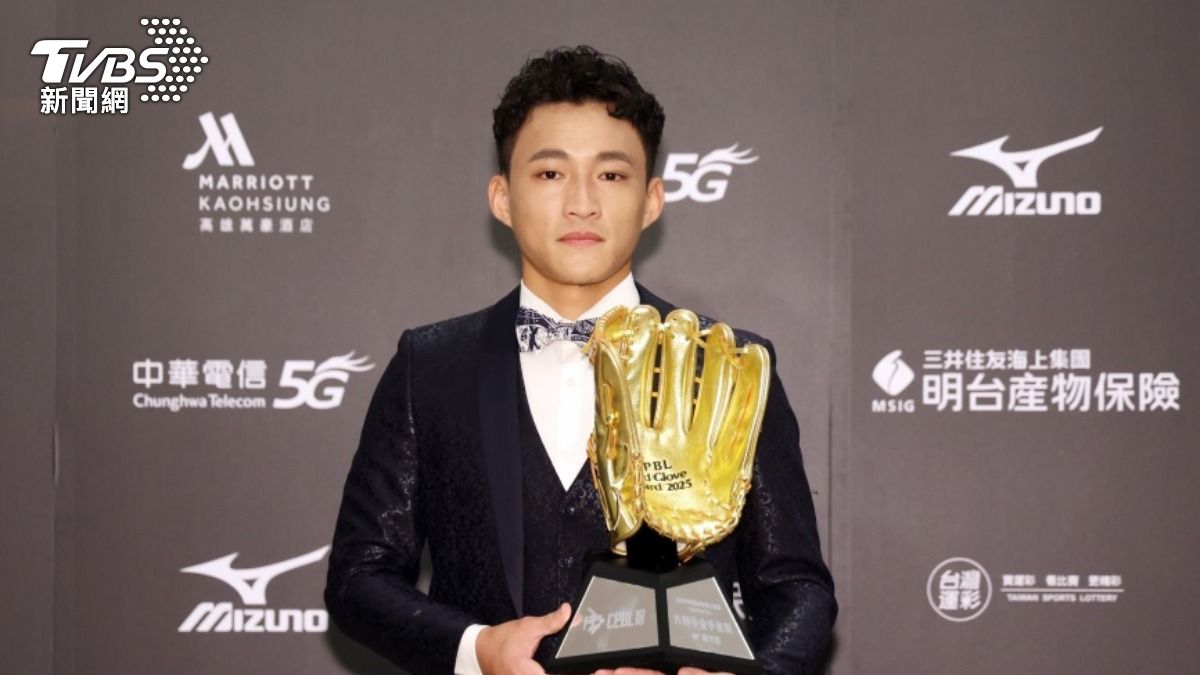 中職/郭天信奪金手套!攜兒子現身頒獎典禮 老婆:看爸爸領獎