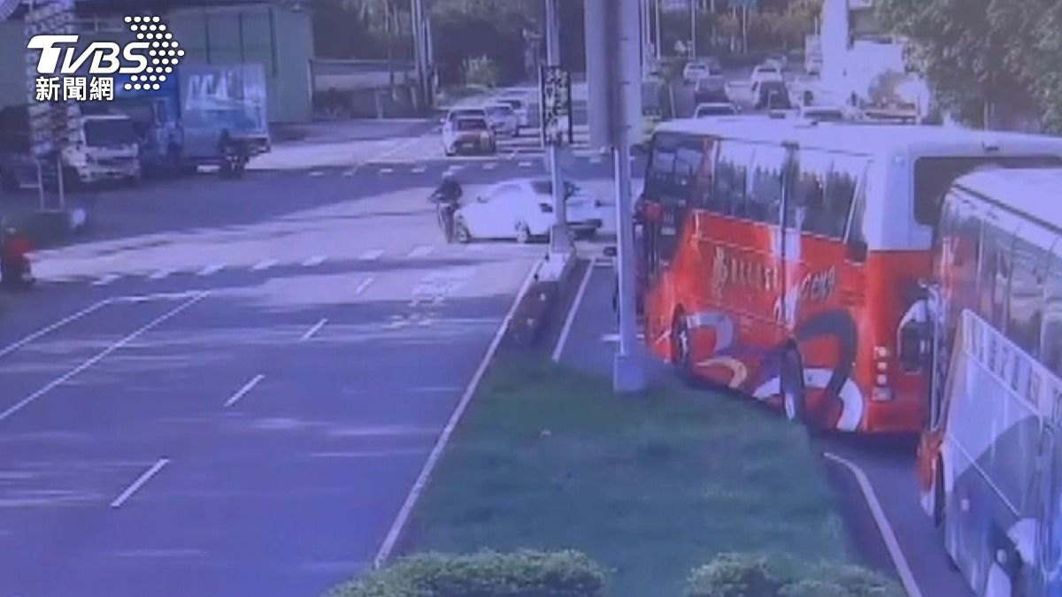 苗栗紅牌重機「闖紅燈」慘遭賓士撞飛　男騎士腦震盪全身傷