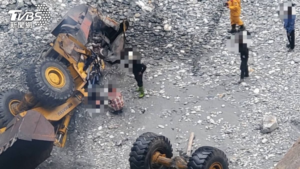 中橫天祥路段爆意外！工程車擦撞山壁摔溪谷起火　駕駛身亡
